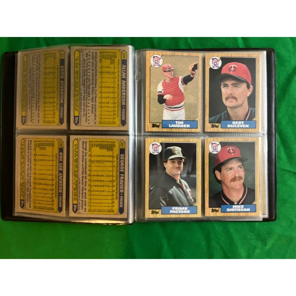 Minnesota Twins 1987 Topps Team Set‎ with 40 card collector album.